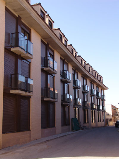 Edificio entre medianerias de 61 viviendas en Calle Quipo de Llano. Pozuelo de Calatrava.